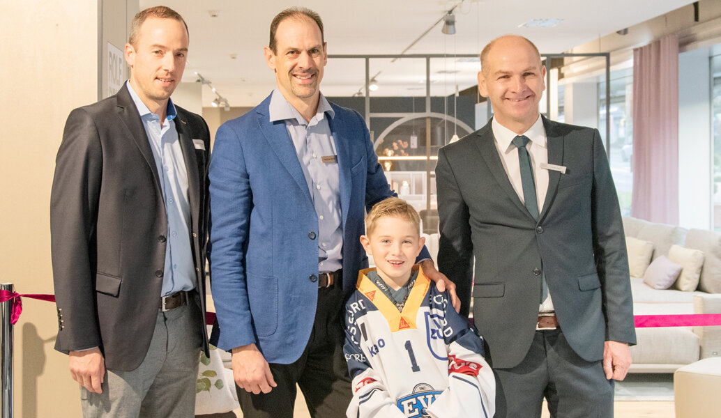 Eröffnung Rolf Benz Haus bei Möbel Schaller - (von links) Patrick Lengwiler, CEO EVZ, Matthias Schaller, CEO Möbel Schaller, Yves Studer, Gewinner Wettbewerb, Jürgen Mauss CEO Rolf Benz Eröffnung Rolf Benz Haus bei Möbel Schaller - (von links) Patrick Lengwiler, CEO EVZ, Matthias Schaller, CEO Möbel Schaller, Yves Studer, Gewinner Wettbewerb, Jürgen Mauss CEO Rolf Benz